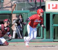 ８回、右前適時打を放つ丸（撮影・金田祐二）