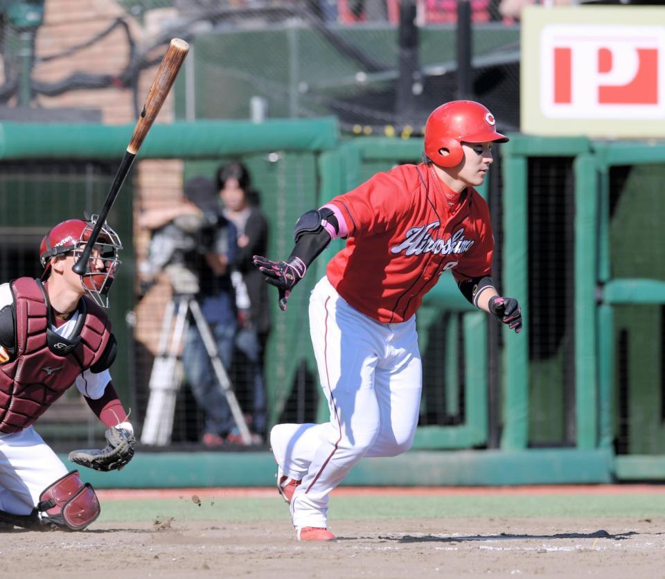 ８回、右前適時打を放つ丸（撮影・金田祐二）