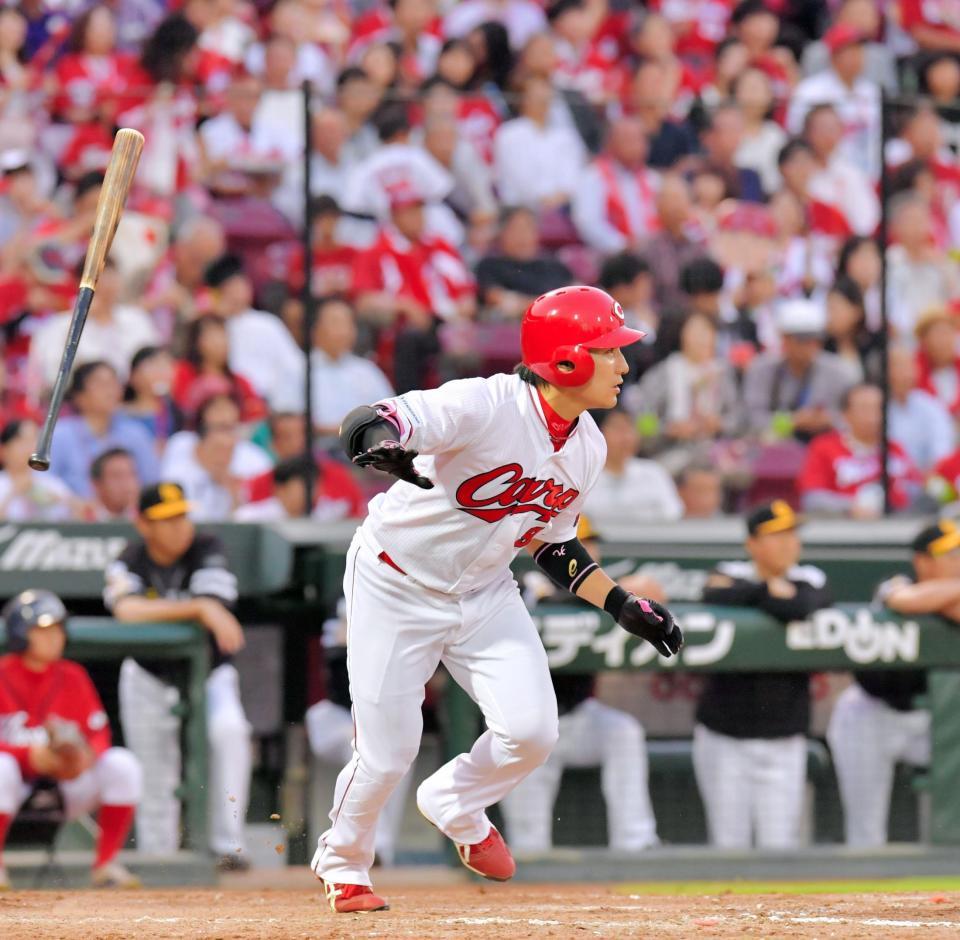 ４回、この日２本目となるソロを放つ丸（撮影・吉澤敬太）