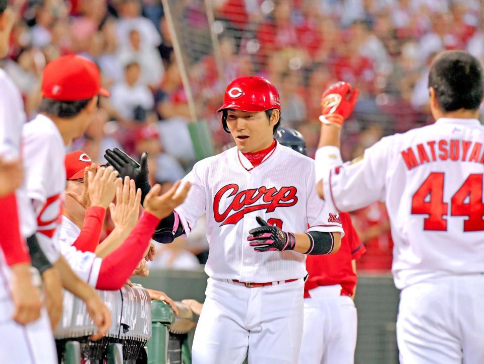 　６回、３打席連続となるソロを放ち、ナインとタッチを交わす丸（撮影・吉澤敬太）