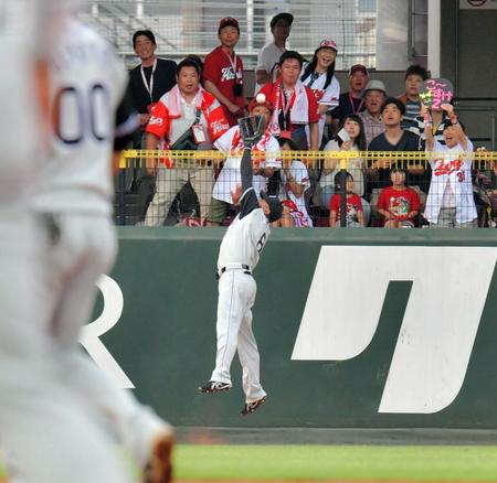 １回、田中の左翼への打球は、福留のグラブの先を越えた後に消える（撮影・吉澤敬太）