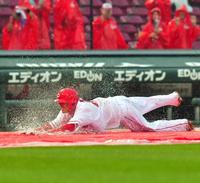 雨天中止となり新井のユニホーム姿で登場した広島・上本は本塁へヘッドスライディング