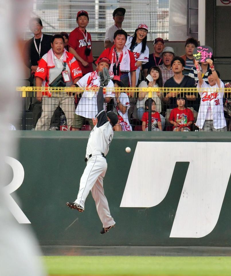 　１回、田中の左翼への打球は、阪神・福留のグラブの先を越えると外野フェンスのラバー部分に入ってしまう