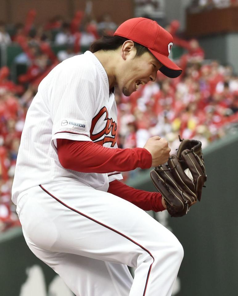 　７回、阪神２死一、二塁で高山を一ゴロに打ち取り、ガッツポーズする広島・大瀬良＝マツダ