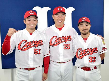 　ファン投票で球宴出場が決まり笑顔を見せる（左から）鈴木、新井、菊池（撮影・吉澤敬太）