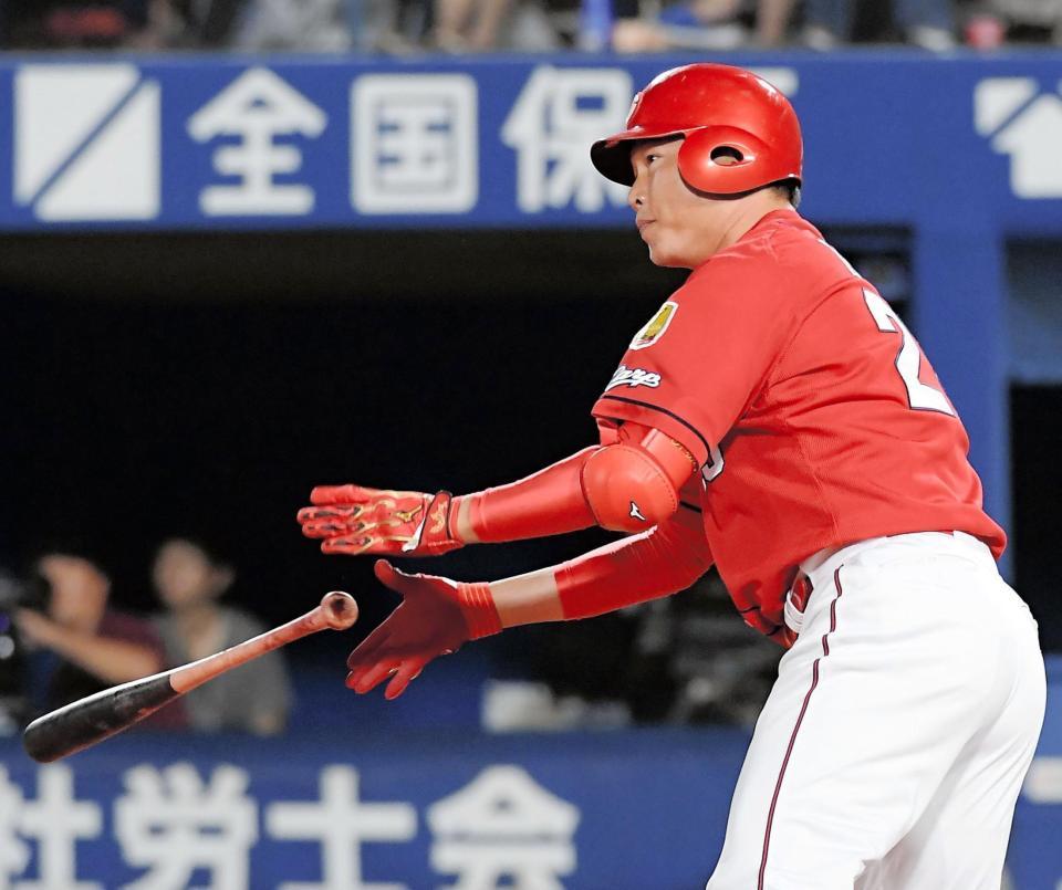 　７回、代打新井が２点適時二塁打を放つ