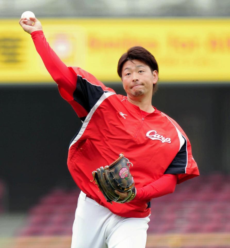 キャッチボールで汗を流す広島・大瀬良大地＝マツダスタジアム（撮影・吉澤敬太）