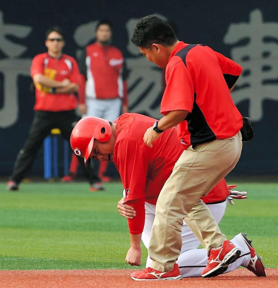 　２８日の試合前練習中、左肘にフリー打撃の打球が直撃した広島・新井＝横浜スタジアム