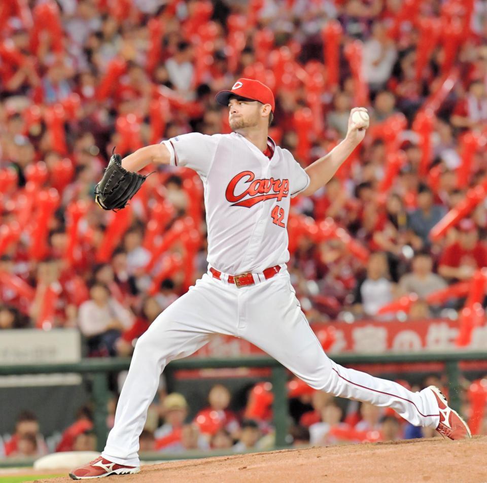 　真っ赤なスタンドを背に力投する広島・ジョンソン