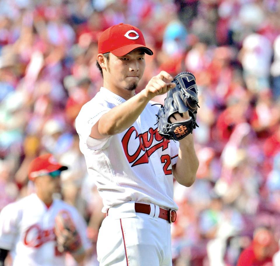 　６回、大島を遊ゴロに仕留め、エルドレッドに向かって指をさす薮田（撮影・吉澤敬太）