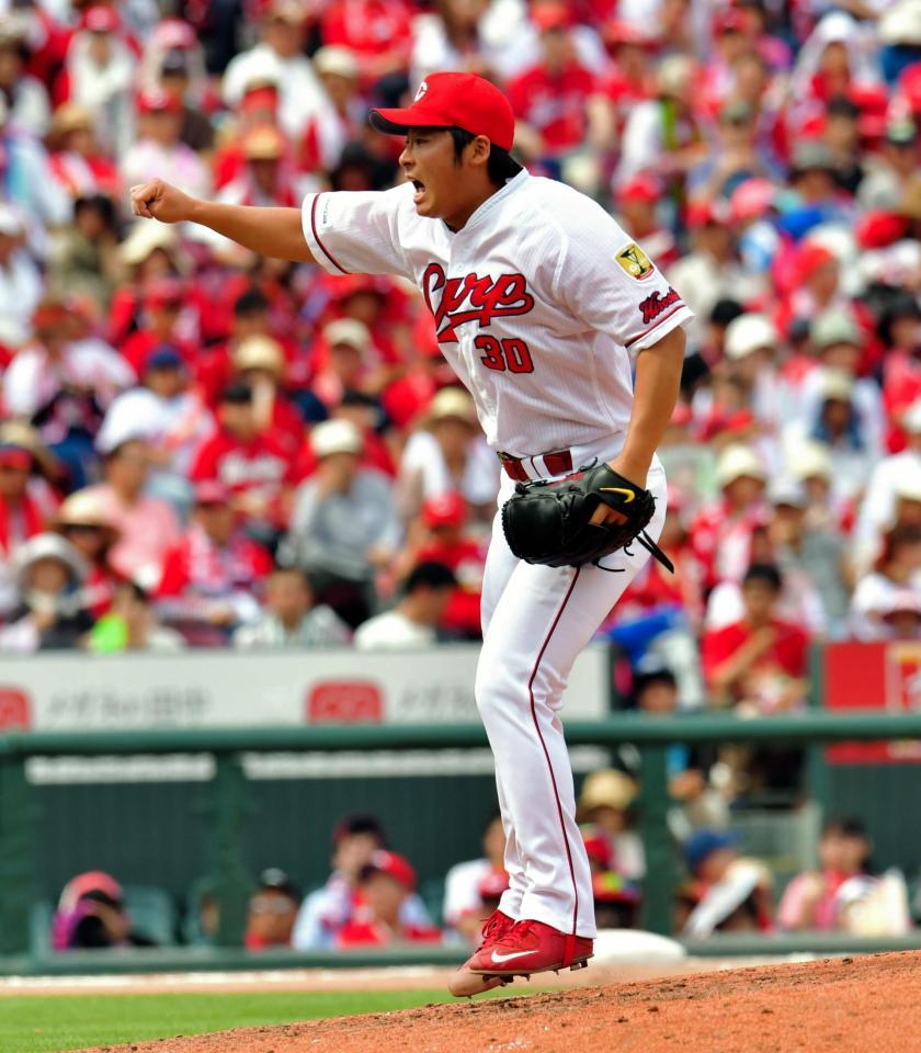 吼えながら力投する広島・一岡竜司＝マツダスタジアム（撮影・吉澤敬太）