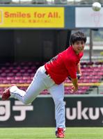 Ｓｍｉｌｅｓ　ｆｏｒ　Ａｌｌ．（すべては笑顔のために）の文字を背に投げる広島・野村祐輔＝マツダスタジアム（撮影・吉澤敬太）