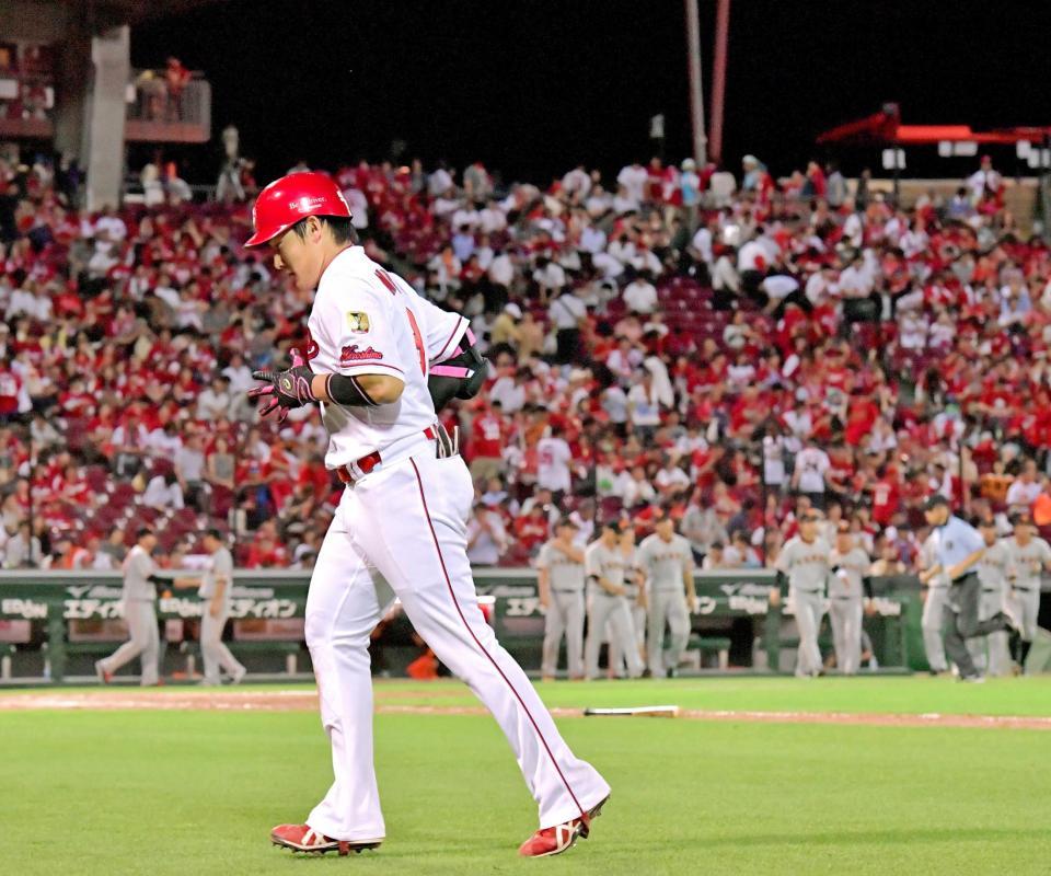 　９回、空振り三振に倒れ、歓喜に沸く巨人ベンチを尻目に引き上げる丸（撮影・吉澤敬太）