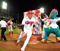 ヒーローインタビュー後、氷水をかけにきた鈴木（左奥）、野間（右奥）の祝福をかわし、笑顔で逃げる丸