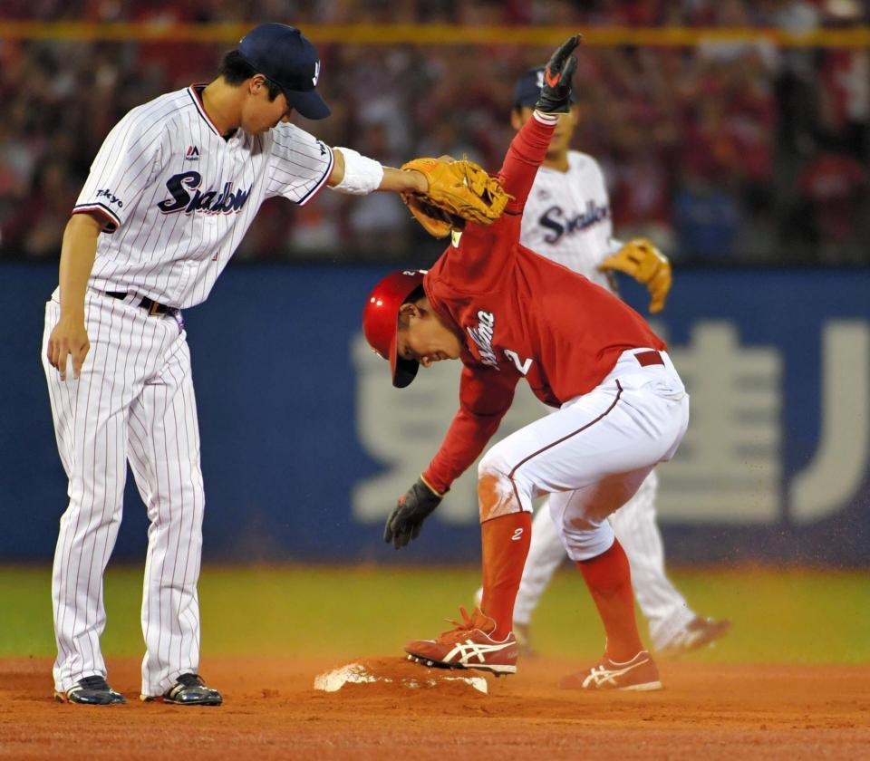 ６回広島２死一塁、二盗を決める広島・田中広輔＝神宮（撮影・出月俊成）