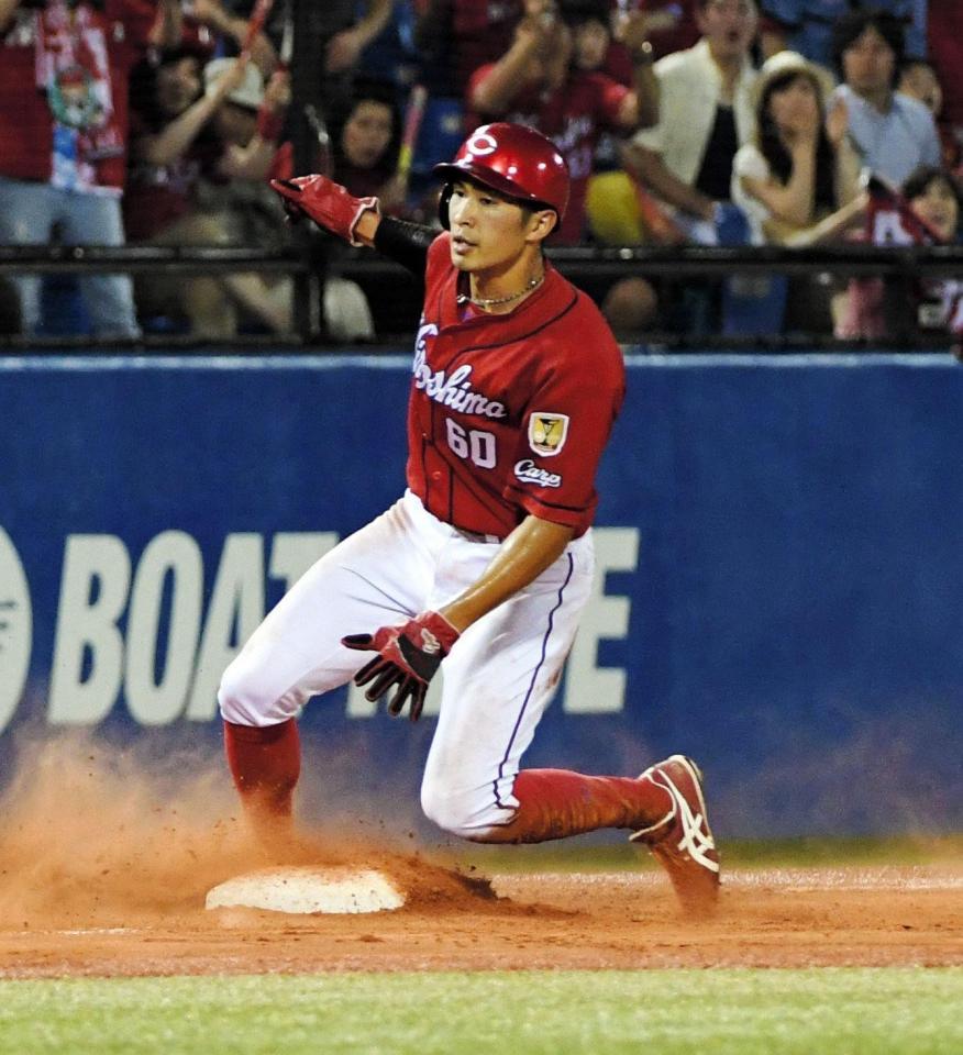 ９回、三盗を決める広島・安部友裕＝神宮球場（撮影・棚橋慶太）