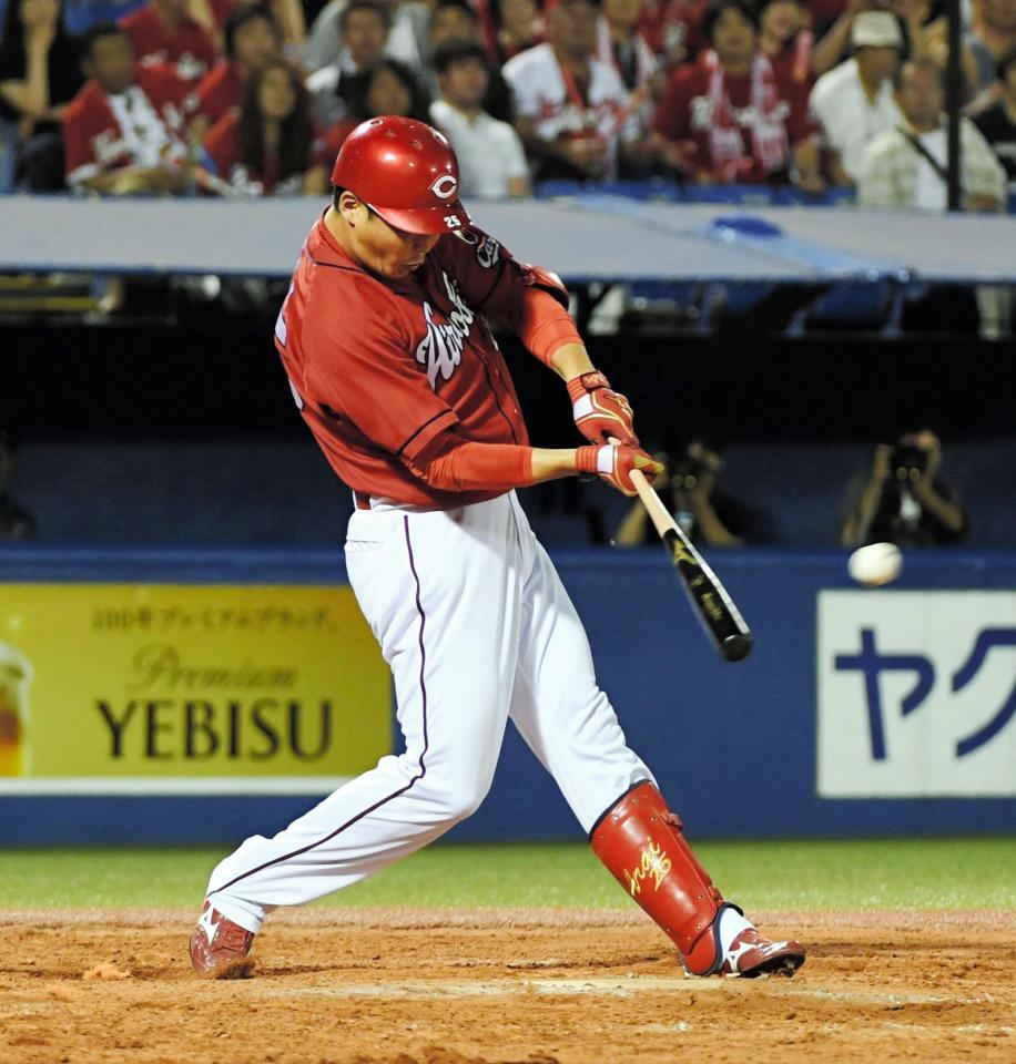 ９回、適時二塁打を放つ広島・新井