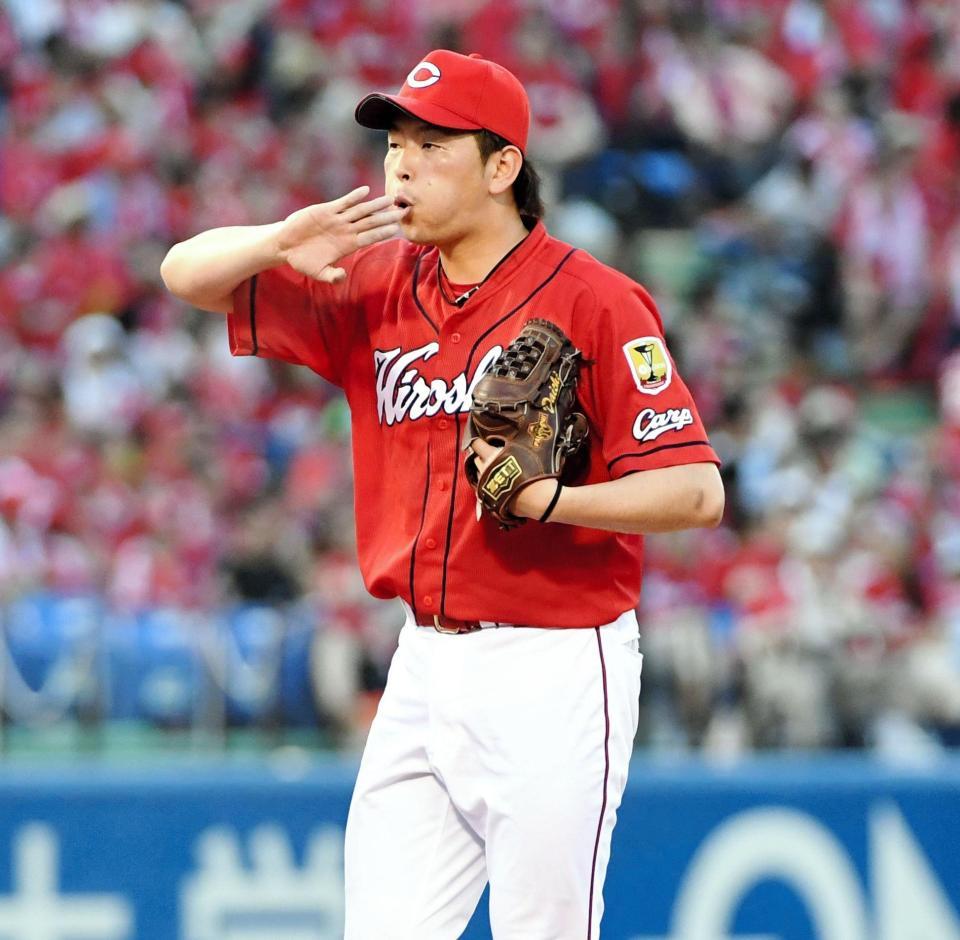 ５回、３点を失い手に息を吹きかける広島・大瀬良