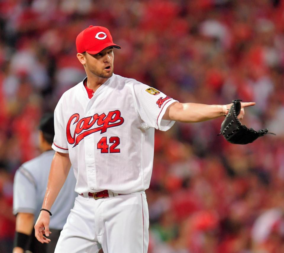 ７回、倉本を併殺の投ゴロに打ち取り左腕を伸ばすジョンソン