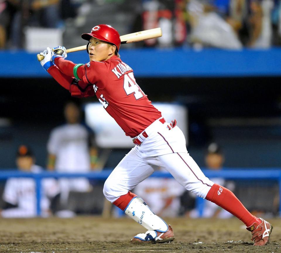 ９回、二塁打を放つ桑原（撮影・北村雅宏）