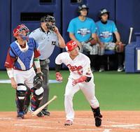 ４回、二塁打を放つ鈴木（撮影・堀内翔）