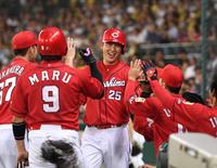 ６回、同点となる犠飛を放ちナインと笑顔でタッチする新井（撮影・飯室逸平）