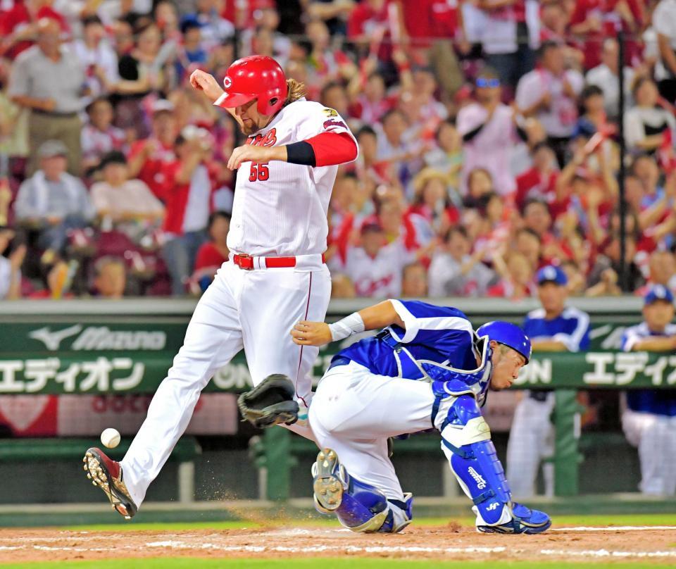 ８回、代打・岩本のタイムリーで、生還する二走・エルドレッド。捕手・武山（撮影・吉澤敬太）　