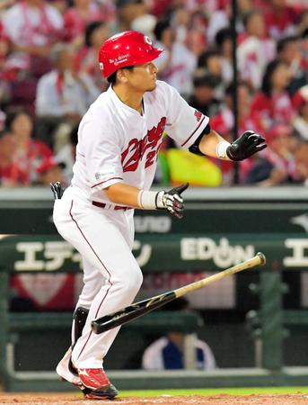 ５回、左中間に適時二塁打を放つ会沢（撮影・吉澤敬太）