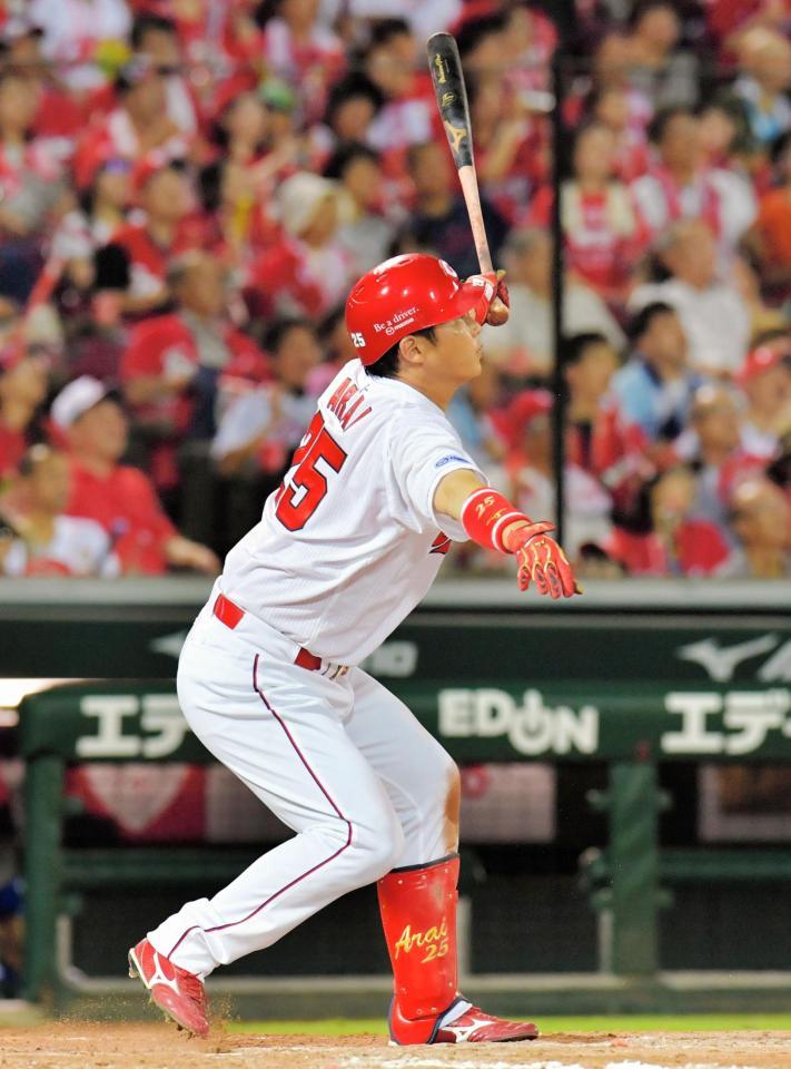 ５回広島１死二、三塁、新井は左犠飛を放つ＝マツダスタジアム（撮影・吉澤敬太）