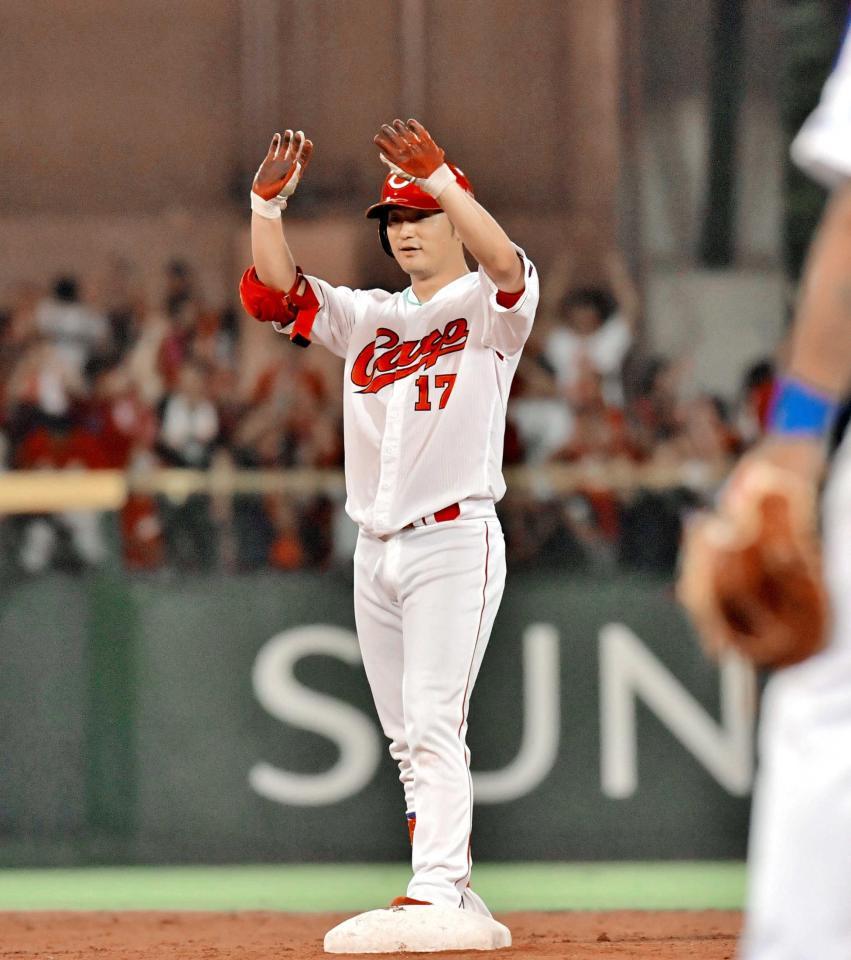 　５回、岡田は２点適時二塁打を放ち、塁上で両手を振る（撮影・吉澤敬太）