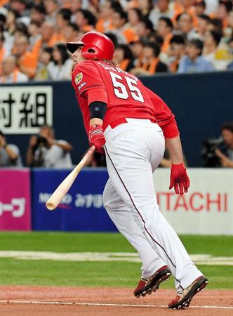 ４回広島１死二塁、エルドレッドが中越えに勝ち越し適時二塁打を放つ＝京セラドーム（撮影・堀内翔）