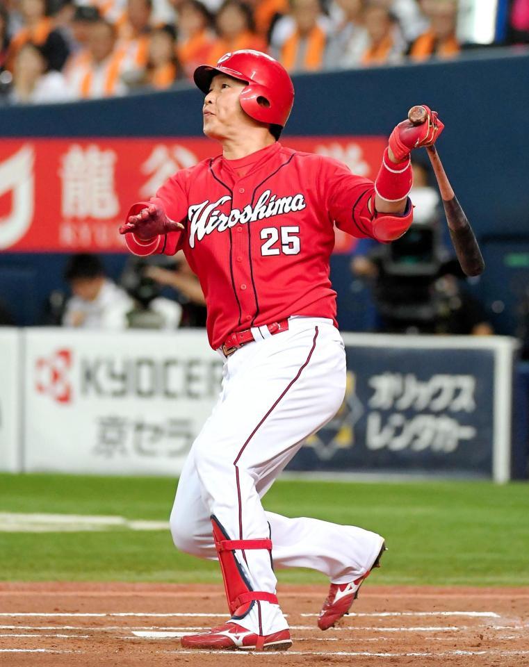 ７回、安打を放つ代打・新井