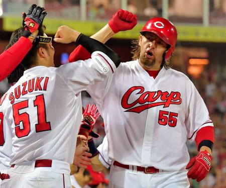 ８回、エルドレッドは中越えに２ランを放ちタッチを交わす