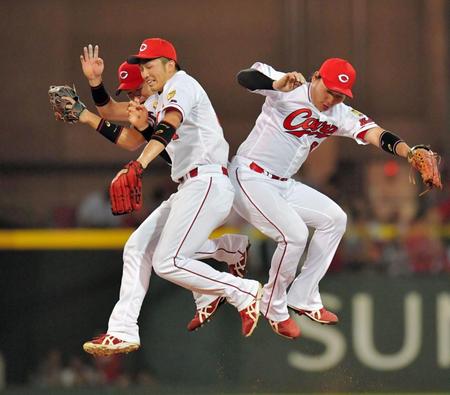 ヤクルトに快勝し、丸（右）、野間（左）と勝利のヒップタッチを交わす鈴木（撮影・吉澤敬太）