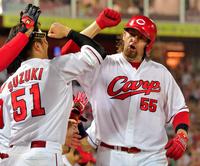 ８回、エルドレッドは中越えに２ランを放ちタッチを交わす