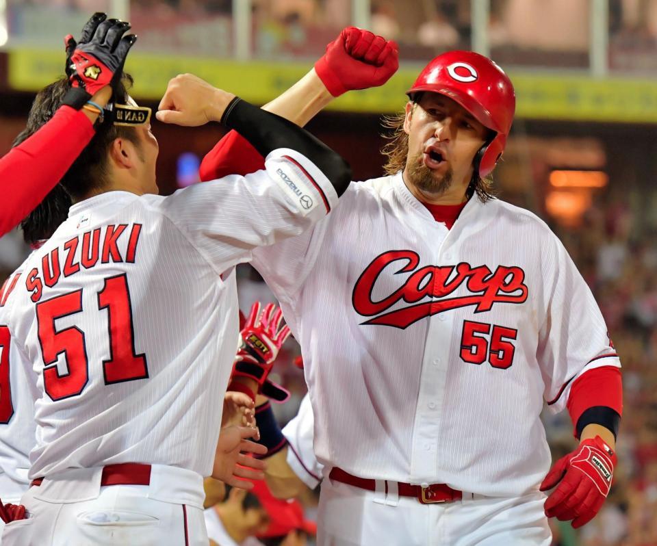 ８回、エルドレッドは中越えに２ランを放ちタッチを交わす