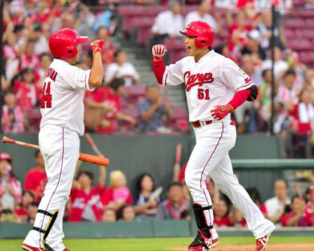 　２回、先制ソロを放ち、松山（左）とタッチを交わす鈴木（撮影・吉澤敬太）