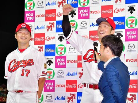 お立ち台で「最高でーす！！」と拳をかかげる鈴木。左は岡田