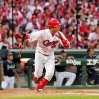 ４回、新井は中前に先制適時打を放つ