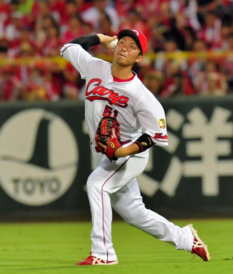 ６回、大松の右前打で二走・坂口が本塁をつくも鈴木の好返球でアウトに