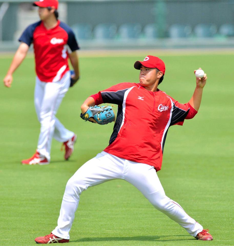 　野村（奥）と並んでキャッチボールする高橋樹（撮影・吉澤敬太）