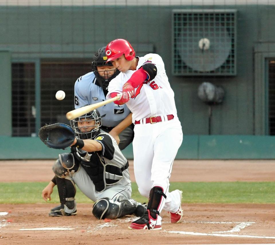 １回、中前に先制適時打を放つ鈴木（撮影・北村雅宏）