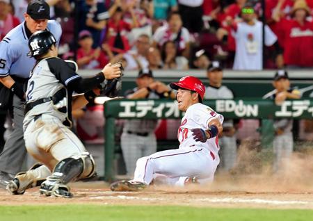 ９回、西川の中前同点２点適時打で一走・野間が生還