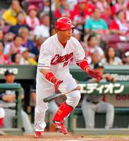 １回、新井は右前に適時打を放つ