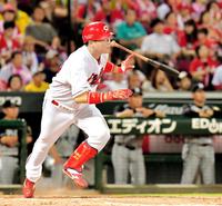 ９回、新井は内野安打を放つ