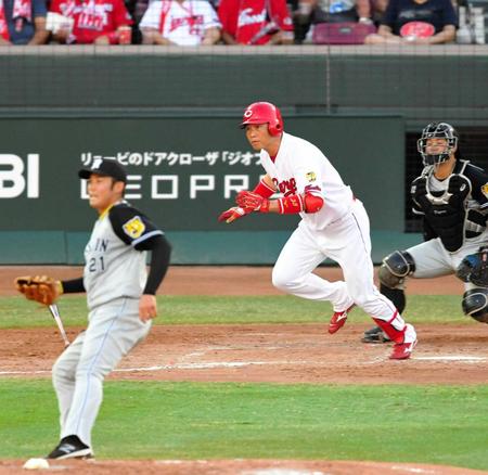 　１回、適時打を放つ新井。投手・岩田（撮影・北村雅宏）