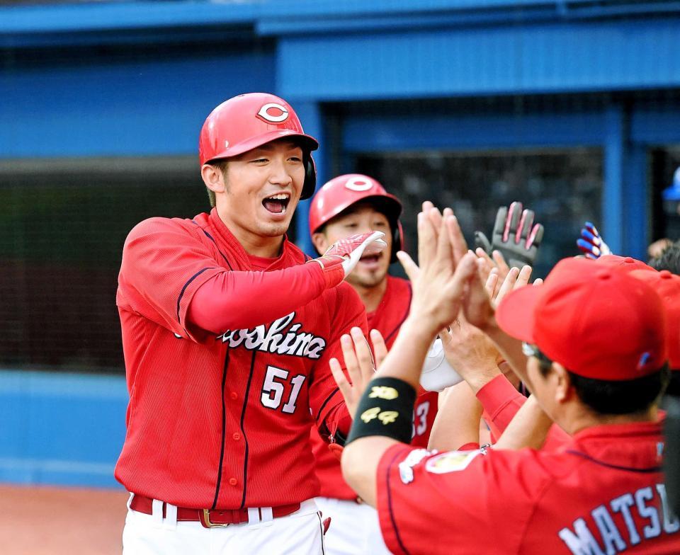 　１回、２ランを放ちナインに迎えられる鈴木（撮影・堀内翔）