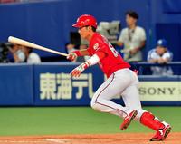 ９回広島１死、西川は二塁内野安打を放つ