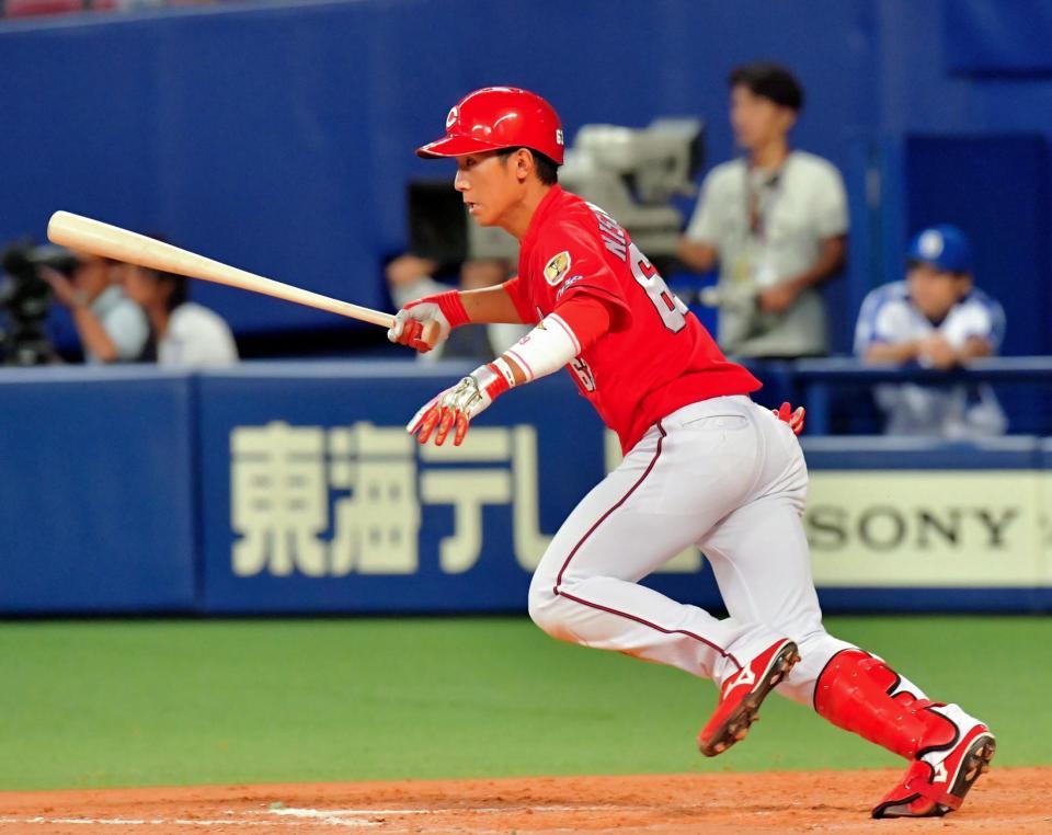 ９回広島１死、西川は二塁内野安打を放つ