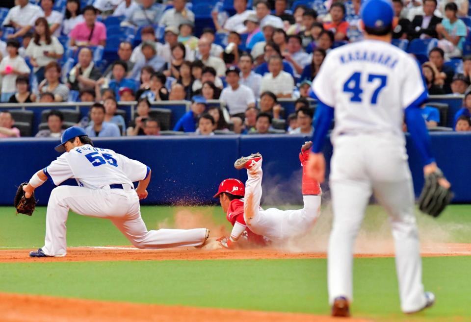 　９回、二塁内野安打を放ち、一塁へヘッドスライディングする西川（右は笠原、左は福田）＝撮影・吉澤敬太